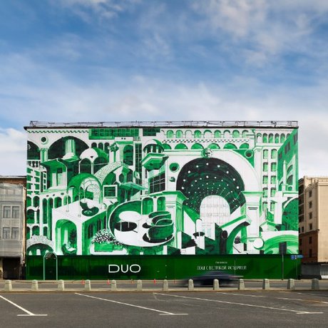 На фасаде клубного дома DUO от компаний HUTTON и V2Group появилась строительная сетка с работой Александра Дашевского.