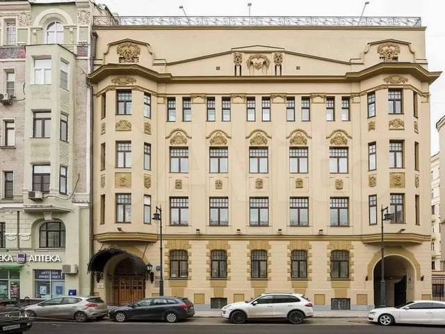 Самую дорогую квартиру в дореволюционном доме Москвы продают за 950 миллионов рублей.
