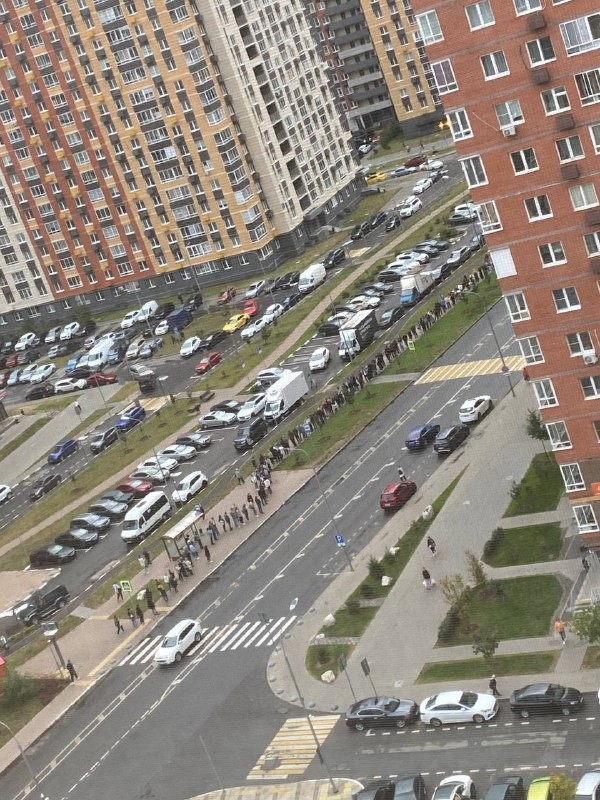27 тысяч обитателей ЖК «Пригород Лесное» (144 дома, застройщик Самолёт) не могут добраться до метро.