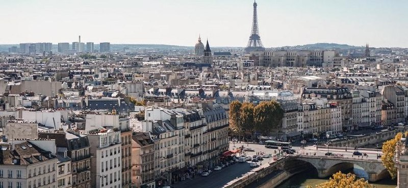 🇫🇷 В 2023 – впервые за долгое время упали – цены на жильё в столице Франции упали сразу на 6%.