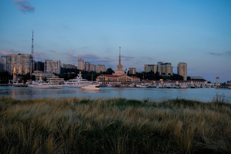 🤝 Регионы — в Москву, а Москва — в Сочи: треть сделок на рынке новостроек города-курорта пришлась на москвичей.