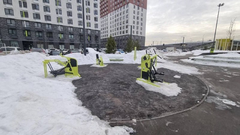 К маю в ЖК «Саларьево парк» (ПИК) в Новой Москве достроят спортивную площадку.