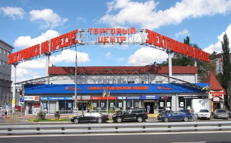 Устаревший торговый центр «Электроника на Пресне» на Звенигородском шоссе в Москве может быть снесен для строительства ЖК.