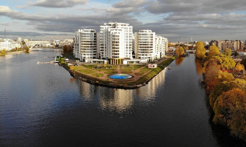 🟡 Выбор есть на любом рынке: 7036 квартир и апартаментов стоимостью дороже 100 млн рублей.
