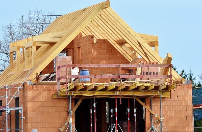 🏠 Россияне исполняют свою мечту:   спрос на строительство частных домов под ключ в России вырос на 61%.